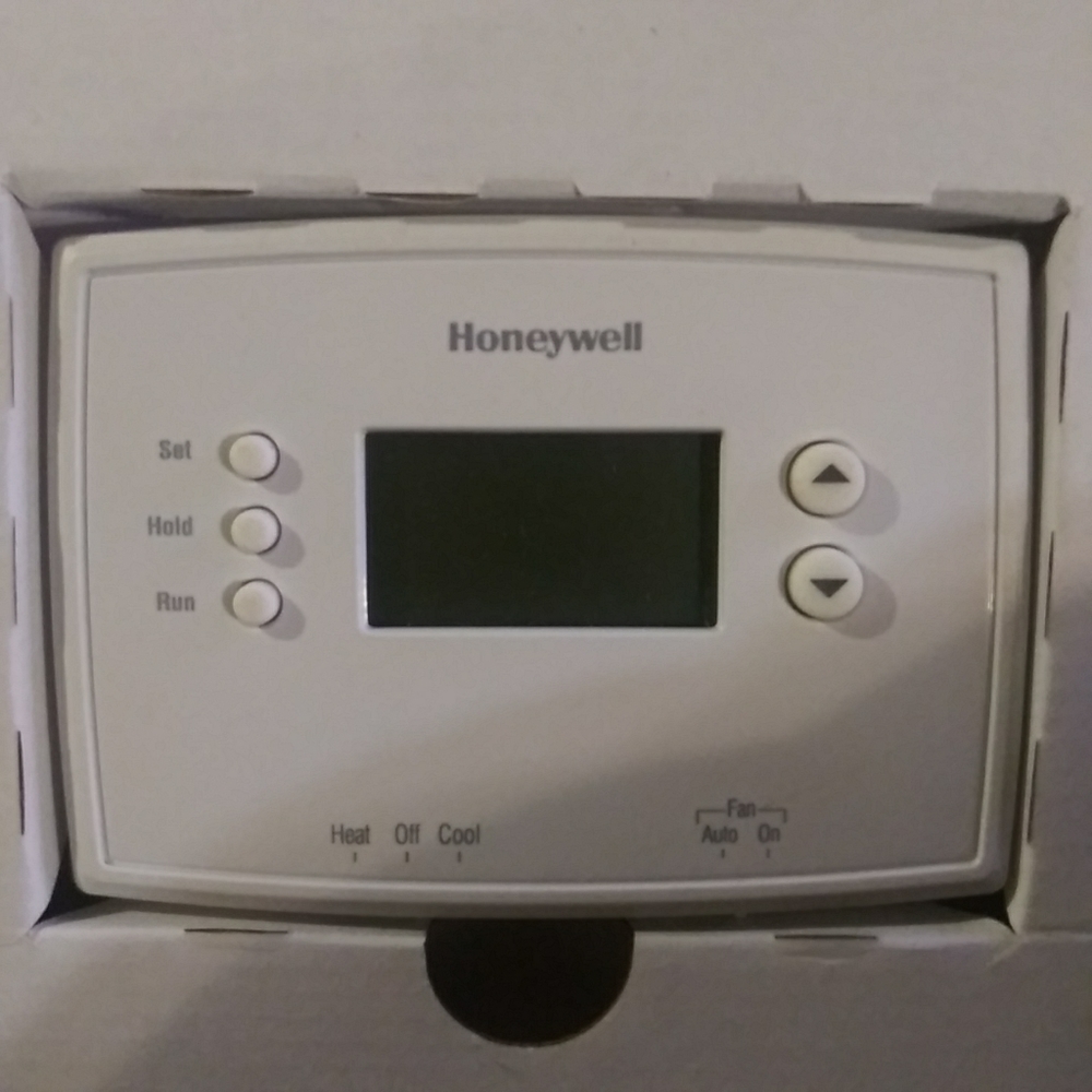 Honeywell Home RTH2510B1018 7-Day Programmable Thermostat - Picture 3 of 3